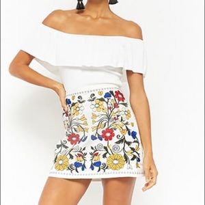 Floral embroidered white mini-skirt